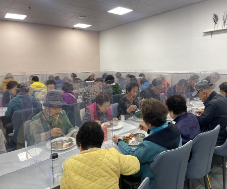 경로식당 리뉴얼 기념 특식 제공